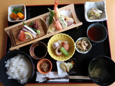うるま市「創作和食 真」ランチの真 shin 御膳（1300円、2023年1月時点）を真上から撮影