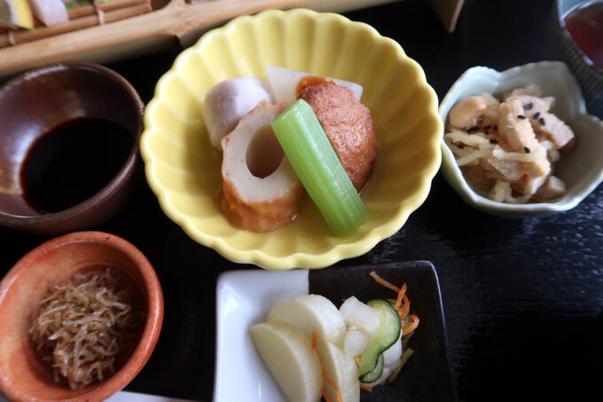うるま市「創作和食 真」ランチの真 shin 御膳の小鉢3種にお漬物など