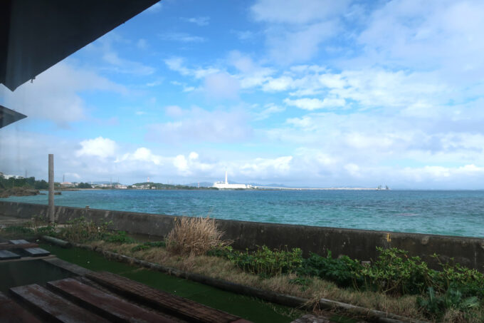 うるま市「創作和食 真」の店内から眺められる沖縄の海