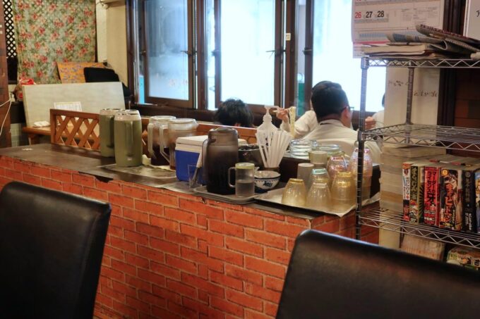 那覇市東町「沖縄食堂Dining 東雲」ドリンク類はセルフサービスでいただける
