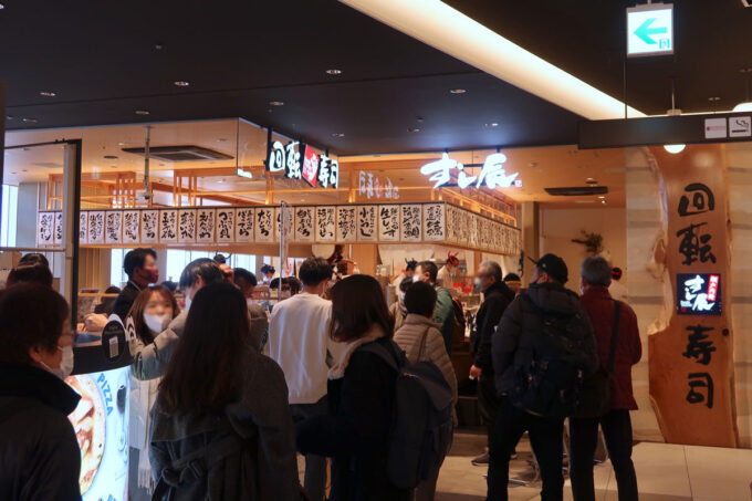 広島駅の回転寿司「すし辰 ekie店」オープン直後に行列ができる