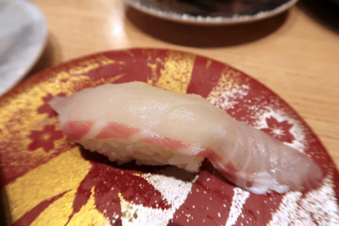 広島駅の回転寿司「すし辰 ekie店」ひとつ食べちゃったけど、活〆真鯛（290円）