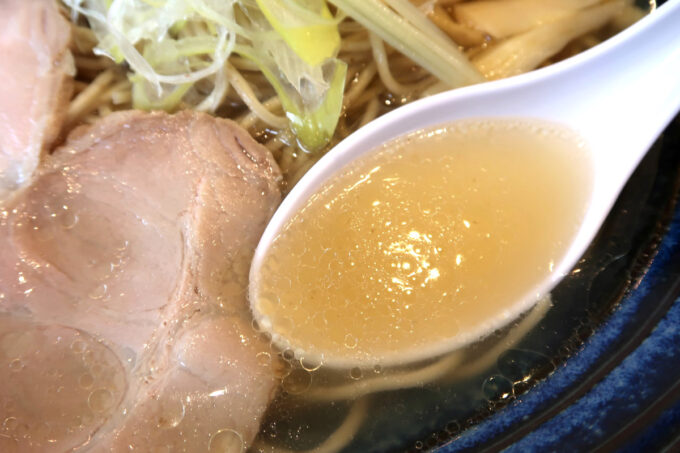 那覇市泉崎「鶏そば 新里」鶏塩そばの黄金色スープ