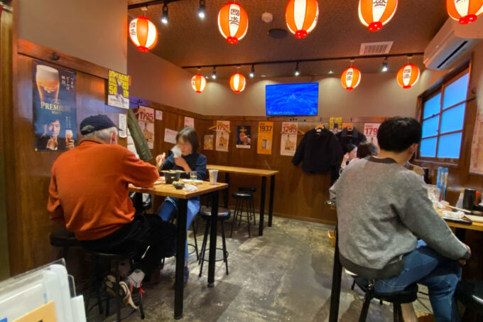 広島市「立吞み 魚椿 袋町店」の奥にあるテーブル席