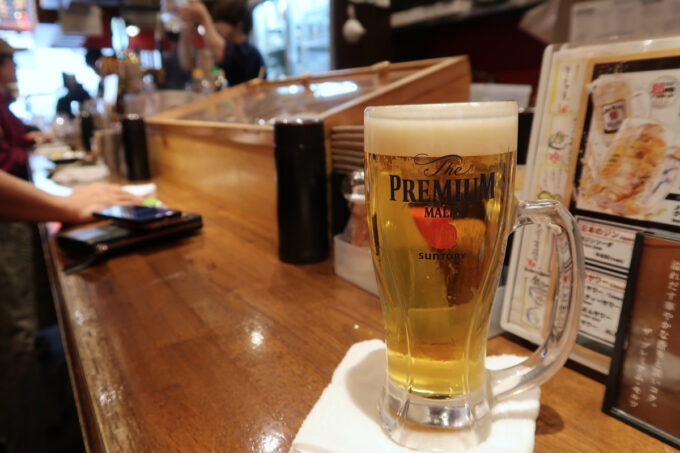 広島市「立吞み 魚椿 袋町店」ビールは神泡のザ・プレミアム・モルツ（605円）