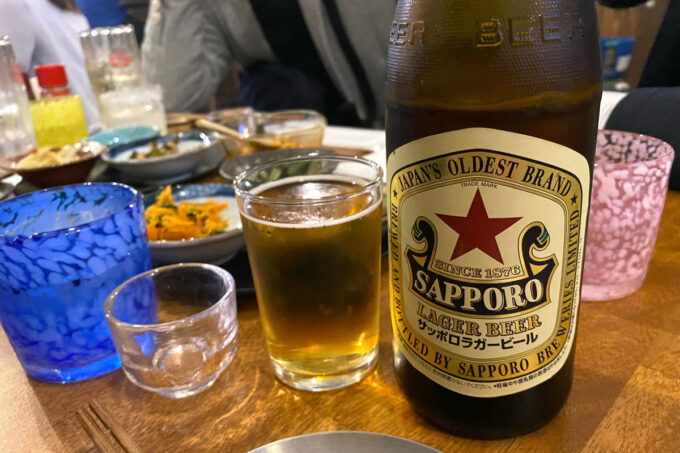 那覇市「泉崎料理店 だだだ」瓶ビールのサッポロラガー赤星（626円）