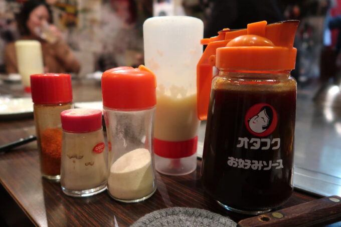 広島市薬研堀「がんちゃん」お好み焼きにかけて食べる調味料
