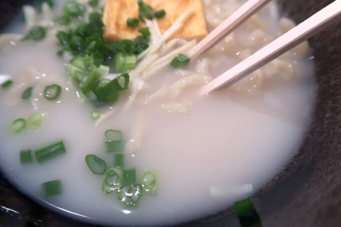 糸満市「まーさん処 むかいや」沖縄そばのとんこつスープ