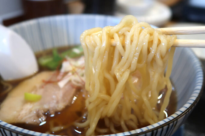 宜野湾市「中華飯店 泰林」醤油拉麺の麺を箸上げ
