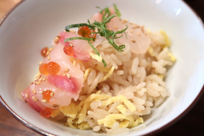 那覇市真嘉比「米と肴の店 米はる」真鯛まぶしのごはんは出汁で炊かれて味がついている