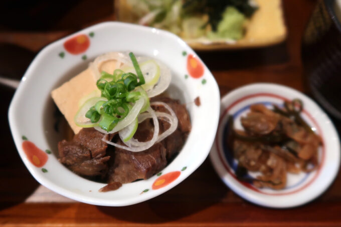 那覇市真嘉比「米と肴の店 米はる」真鯛まぶしのセットの肉豆腐とあさりのしぐれ煮