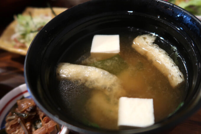 那覇市真嘉比「米と肴の店 米はる」真鯛まぶしのセットのお味噌汁