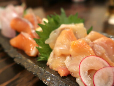 那覇市久茂地「酒場まてつ」刺身盛り合わせの赤貝にサーモンなどがおいしい