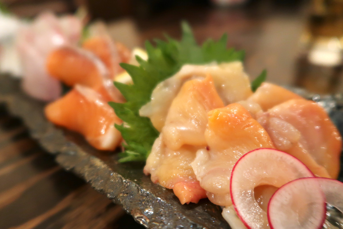 那覇市久茂地「酒場まてつ」刺身盛り合わせの赤貝にサーモンなどがおいしい