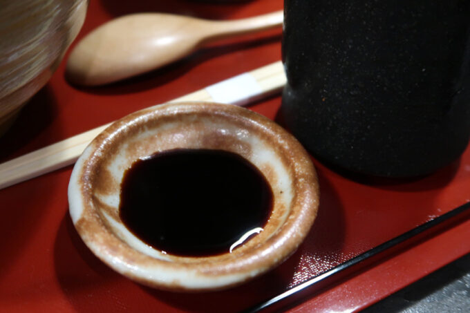 那覇市松山「鮨 喜くむら」濃い味の醤油をまわしかけて海鮮丼をいただく