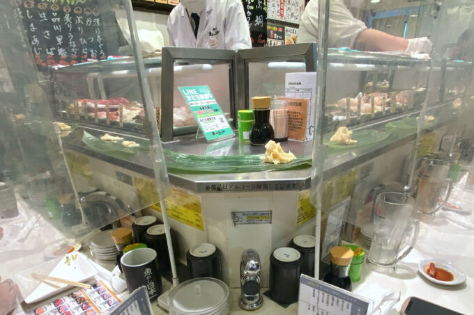 JR品川駅構内「立喰い寿司 魚がし日本一 エキュート品川店」ショーケースのネタが全く見えない席