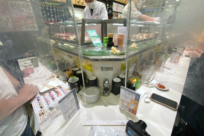 JR品川駅構内「立喰い寿司 魚がし日本一 エキュート品川店」わたしは角席に入った