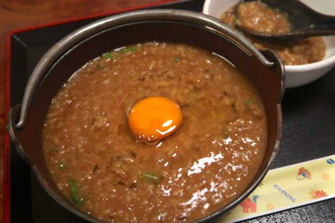「琉球料理ふみや 南風原店」ぼろぼろジューシーに生卵を落としてかき混ぜる