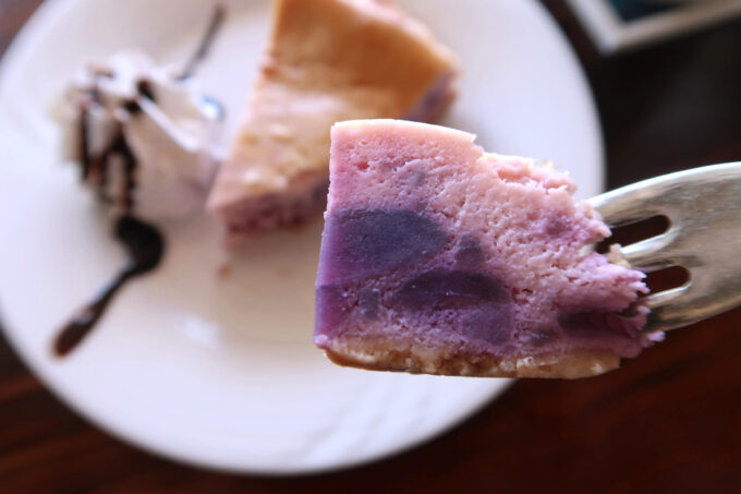 南城市「浜辺の茶屋」県産食材を使ったチーズケーキには紫イモや島カボチャが入っていた