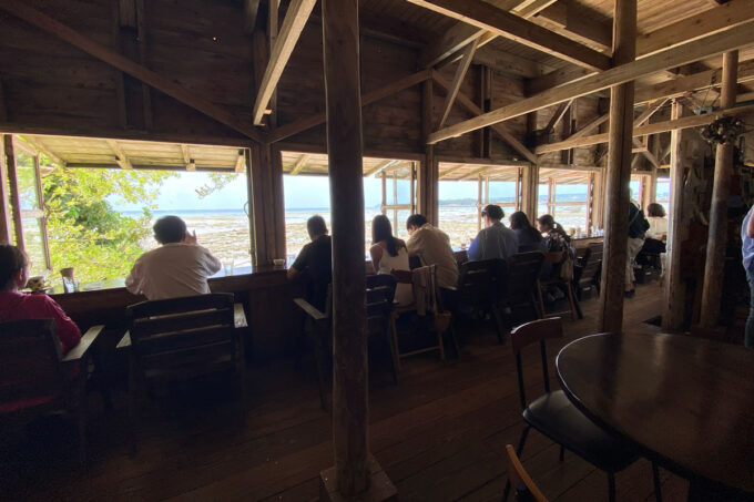 南城市「浜辺の茶屋」の店内客席は窓側席が人気