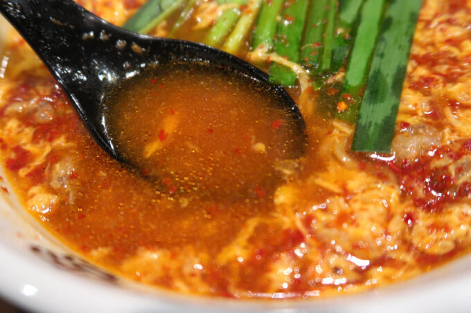 那覇市松山「麺屋 宵-yoi-」辛麺の10辛のスープ