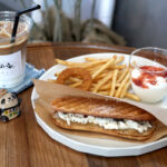 沖縄市比屋根「パニーニ専門店 サクパン」ハニーチーズパニーニセット（970円）とカフェラテのアイス（500円）を注文した