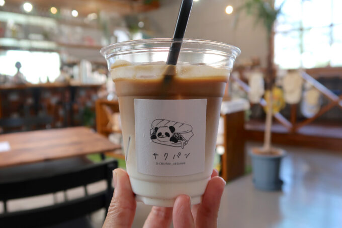 沖縄市比屋根「パニーニ専門店 サクパン」カフェラテのアイス（500円）がとってもおいしかった