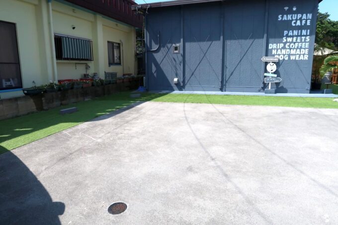 沖縄市比屋根「パニーニ専門店 サクパン」駐車場は7台用意されている