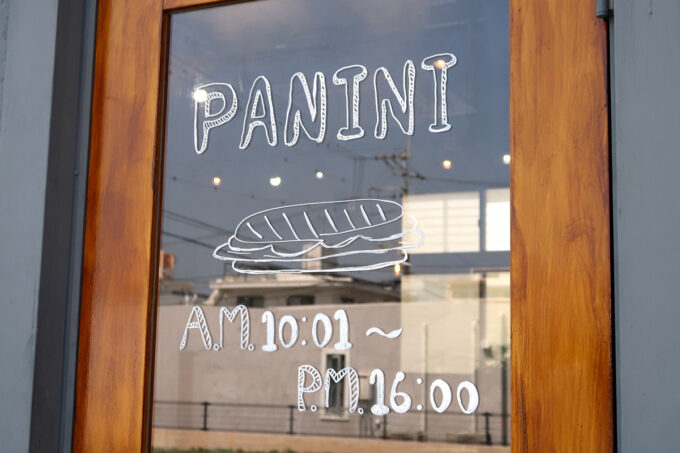 沖縄市比屋根「パニーニ専門店 サクパン」の入り口