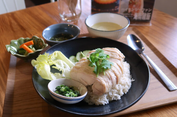 浦添市牧港「Cooking Hong Kong（クッキング・ホンコン）」ランチで食べた海南鶏飯（ハイナンジーファン、1100円、2023年6月時点）