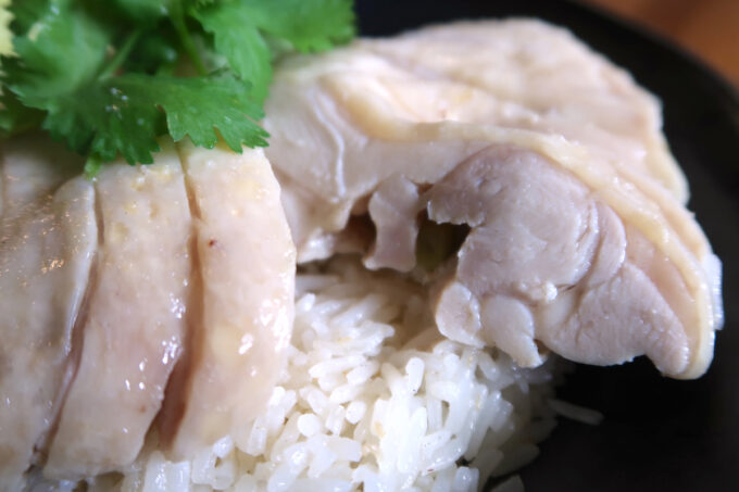 浦添市牧港「Cooking Hong Kong（クッキングホンコン）」柔らかい蒸し鶏の海南鶏飯（ハイナンジーファン）