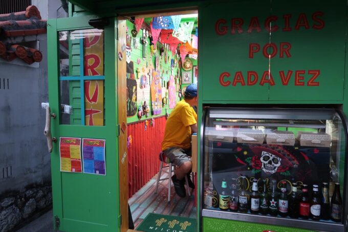 那覇市牧志「DRUNK TACOS（ドランクタコス）」の店内はとても狭くカウンター席が5席ほど