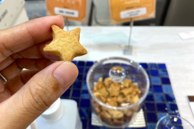 那覇空港 国内線ターミナル2階「ほうき星」黒糖クッキーの試食をいただく
