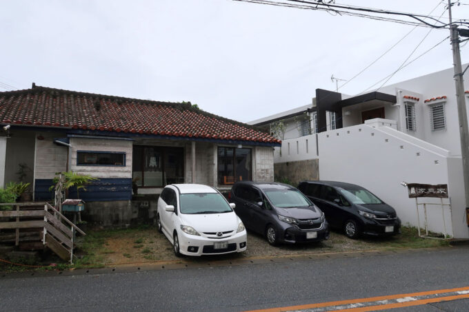 豊見城市のカフェ「KafuKari（カフカリ）」平日と土曜の夜だけ使える家具家の駐車場