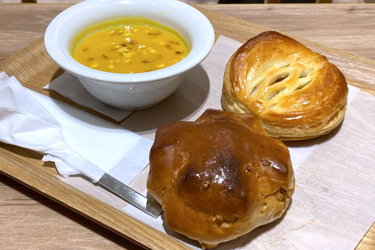 「リトルマーメイド浦添パルコシティ店」で購入したパンとスープ