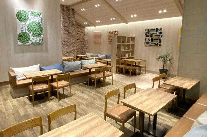 「リトルマーメイド浦添パルコシティ店」店内イートインスペースがカフェ風でいい感じ