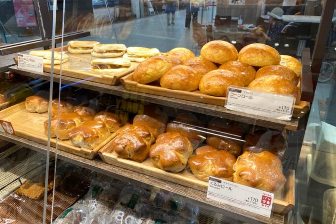 「リトルマーメイド浦添パルコシティ店」には定番から期間限定までいろんなパンがある