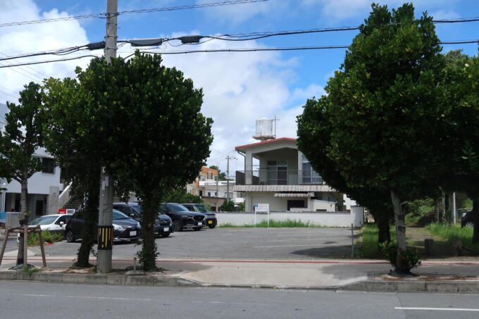 沖縄市「うなぎ大和田」の無料駐車場はお店の向かい側にある