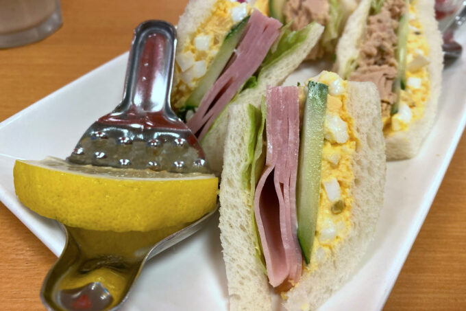 那覇空港（国内線4階）「サンドイッチハウス グルメ」ハムたまごのサンドイッチ