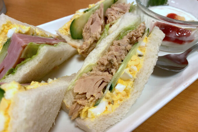 那覇空港（国内線4階）「サンドイッチハウス グルメ」ツナたまごのサンドイッチ