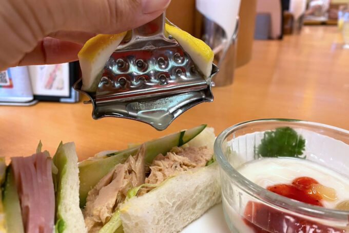 那覇空港（国内線4階）「サンドイッチハウス グルメ」サンドイッチにレモンを絞って味変