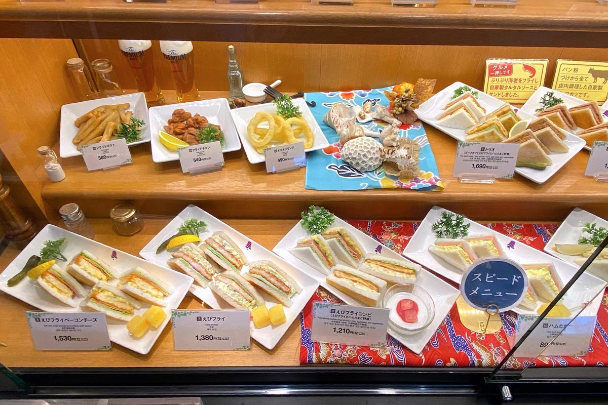 那覇空港（国内線4階）「サンドイッチハウス グルメ」店頭に並ぶ食品サンプル（その1）