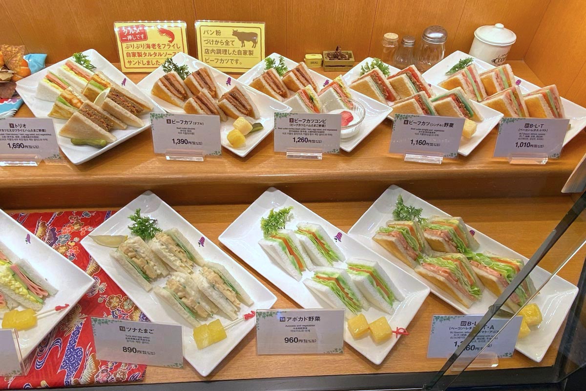 那覇空港（国内線4階）「サンドイッチハウス グルメ」店頭に並ぶ食品サンプル（その2）