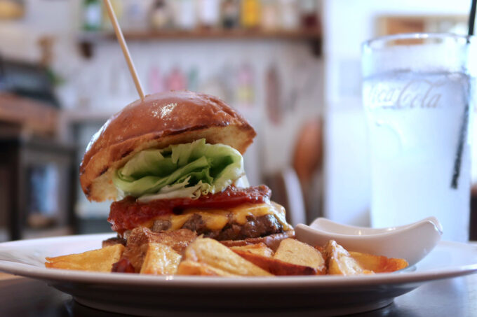 那覇市牧志「Burger Time（バーガータイム）」スタンダードチーズバーガー（1280円、2023年7月）を＋370円でドリンク＋ポテトのコンボにした