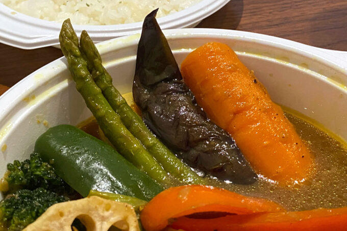 豊見城市「クレイジースパイス イーアス沖縄豊崎店」13種の色彩野菜スープカレーはニンジン、ナス、アスパラなど色とりどりの野菜がたっぷり