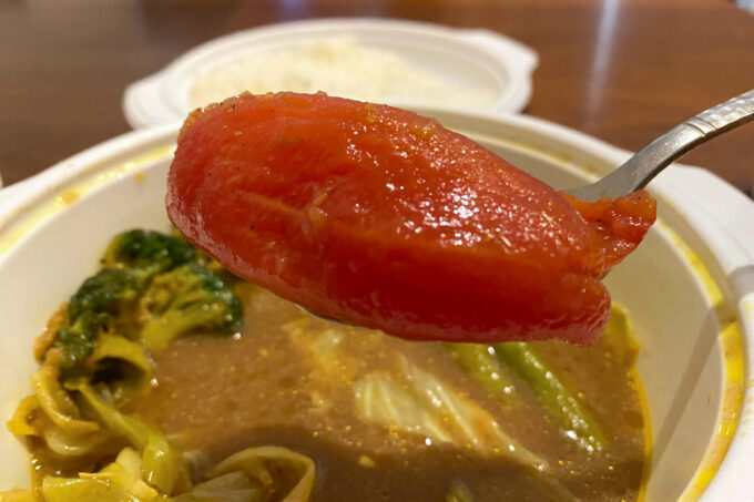 豊見城市「クレイジースパイス イーアス沖縄豊崎店」スープカレーの底からあらわれたトマトがおいしい！