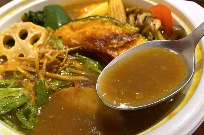 豊見城市「クレイジースパイス イーアス沖縄豊崎店」13種の色彩野菜スープカレーの旨味を感じるベースに、3辛のヒリつくスパイス感が味わえる