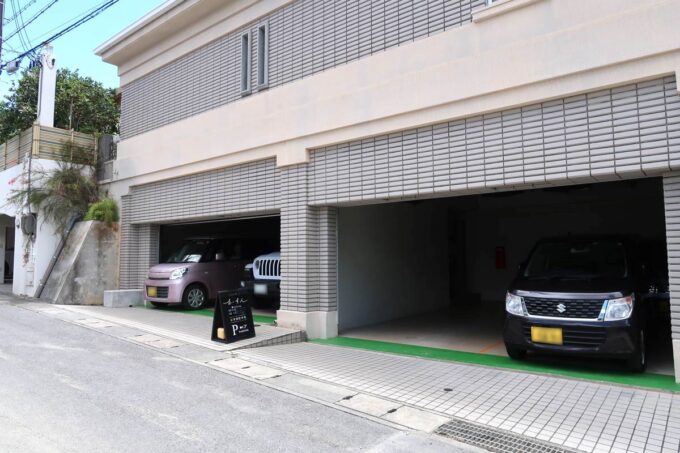 那覇・小禄「島cuisine あーすん」建物の裏側にある駐車場