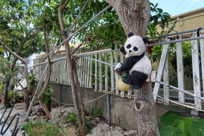 豊見城市「ぱんだまんま」の外に飾られるパンダちゃん