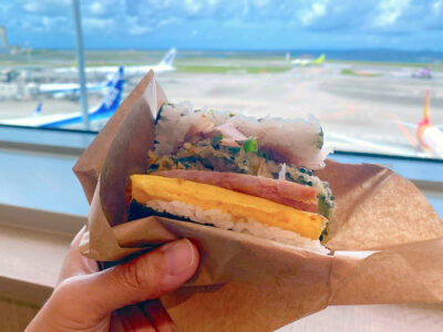 那覇空港の国際線ターミナル4階「ポーたま 那覇空港国際線フードコート店」飛行機を眺めながら食べたポークたまごおにぎり
